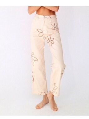With Jéan Newry Jean in Chalk and Flowers Floral Print Denim
Size xs